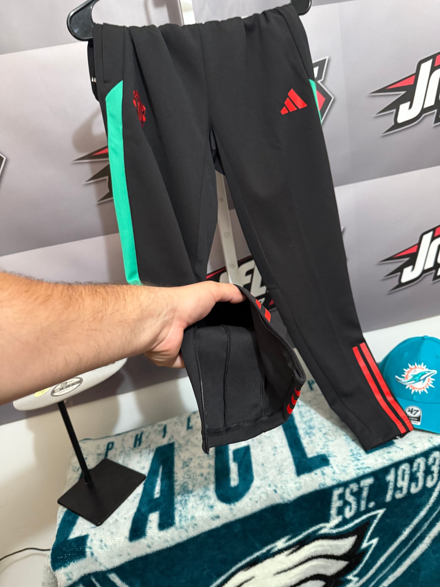 Men’s Medium Man. United Adidas Soccer Pants